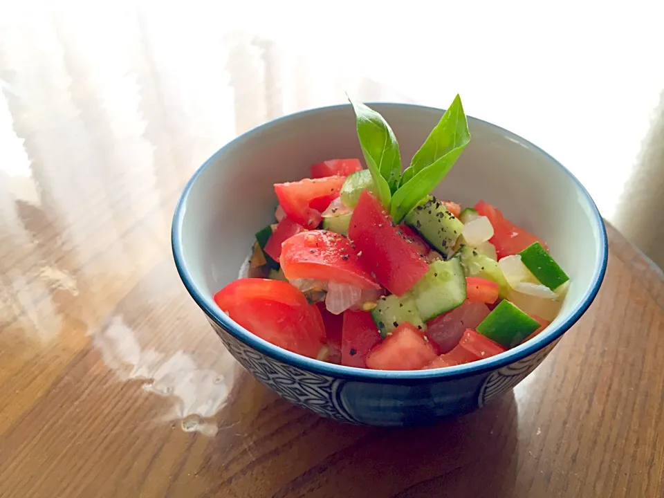 Snapdishの料理写真:くららさんの料理 スプーンで食べる‼夏のトマト🍅ときゅうりのサラダ⭐|なちこさん