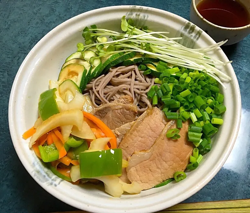 夏野菜と豚肉のせ冷やし蕎麦w|まっさんさん