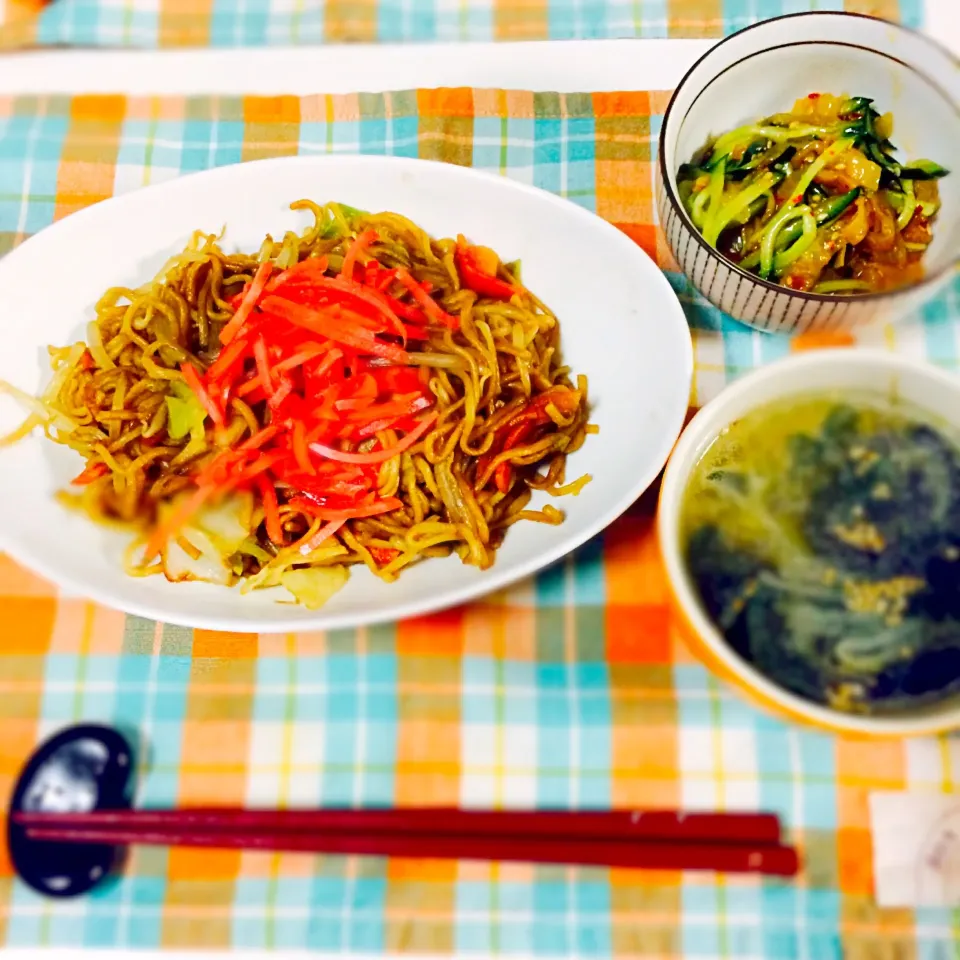 ・焼きそば ・キュウリと中華クラゲの和え物 ・ワカメともやしの中華スープ|chocolatさん