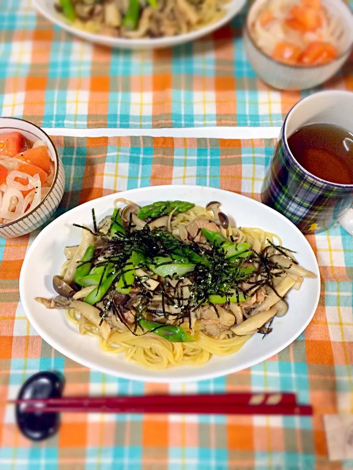 Snapdishの料理写真:・しめじとアスパラの和風パスタ ・新たまねぎとトマトのサラダ|chocolatさん