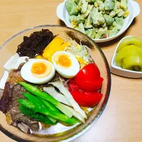 Snapdishの料理写真:＊野菜たっぷり牛ステーキのせ冷麺
＊アボカドと豆のサラダ|まみさん