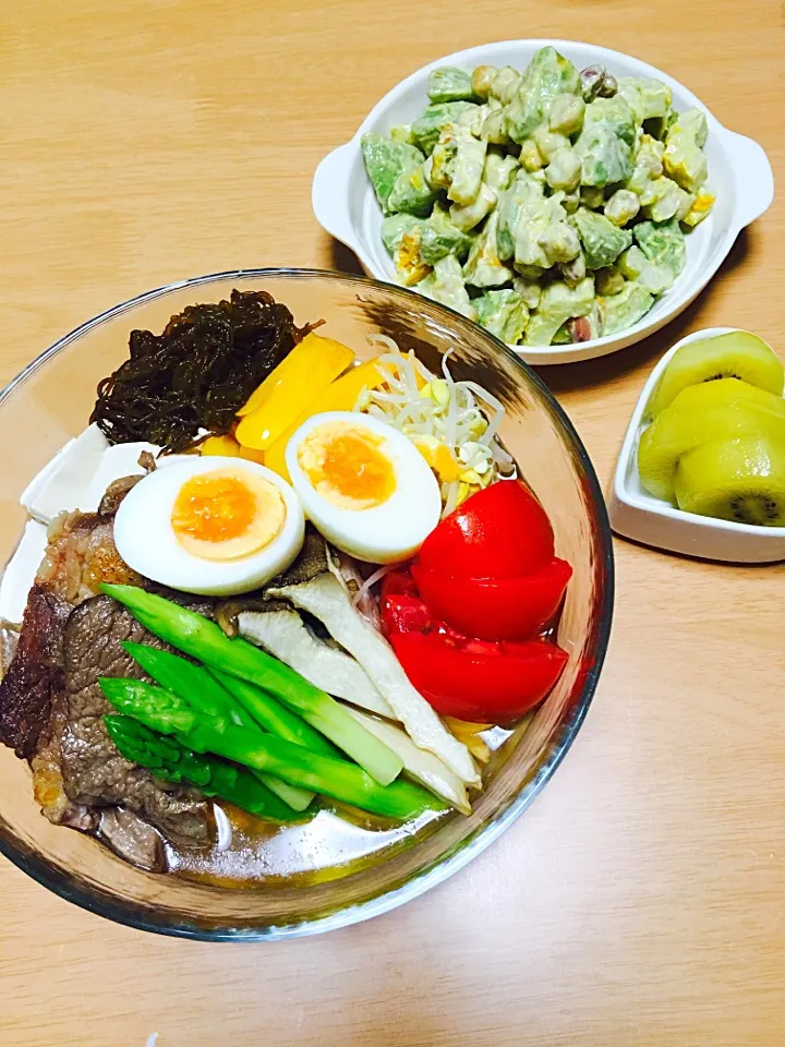 Snapdishの料理写真:＊野菜たっぷり牛ステーキのせ冷麺
＊アボカドと豆のサラダ|まみさん