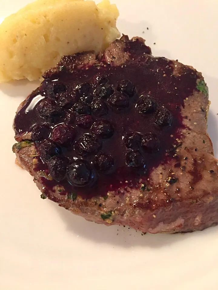 Snapdishの料理写真:Venison(Beef) steak with bilberries🇷🇸|aястасияさん