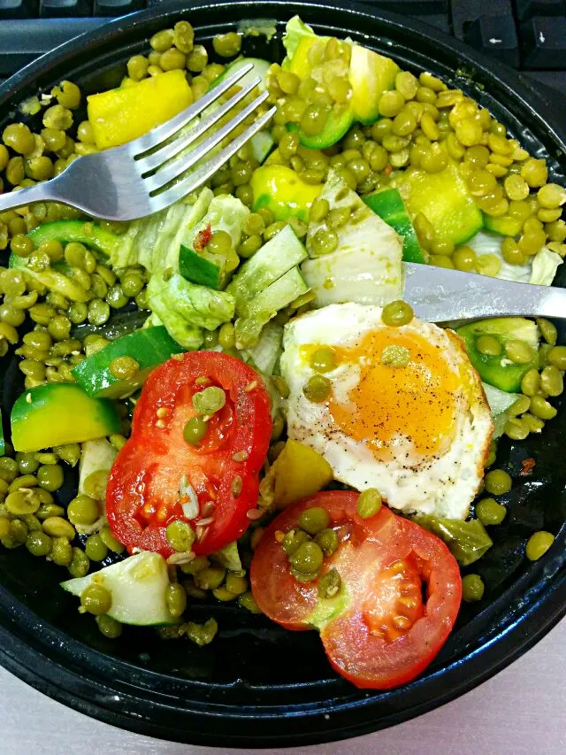 Colored lunch! #salad #green #tomatoes #greenpeas #avocado #cucumber #friedegg|LucieFoodさん