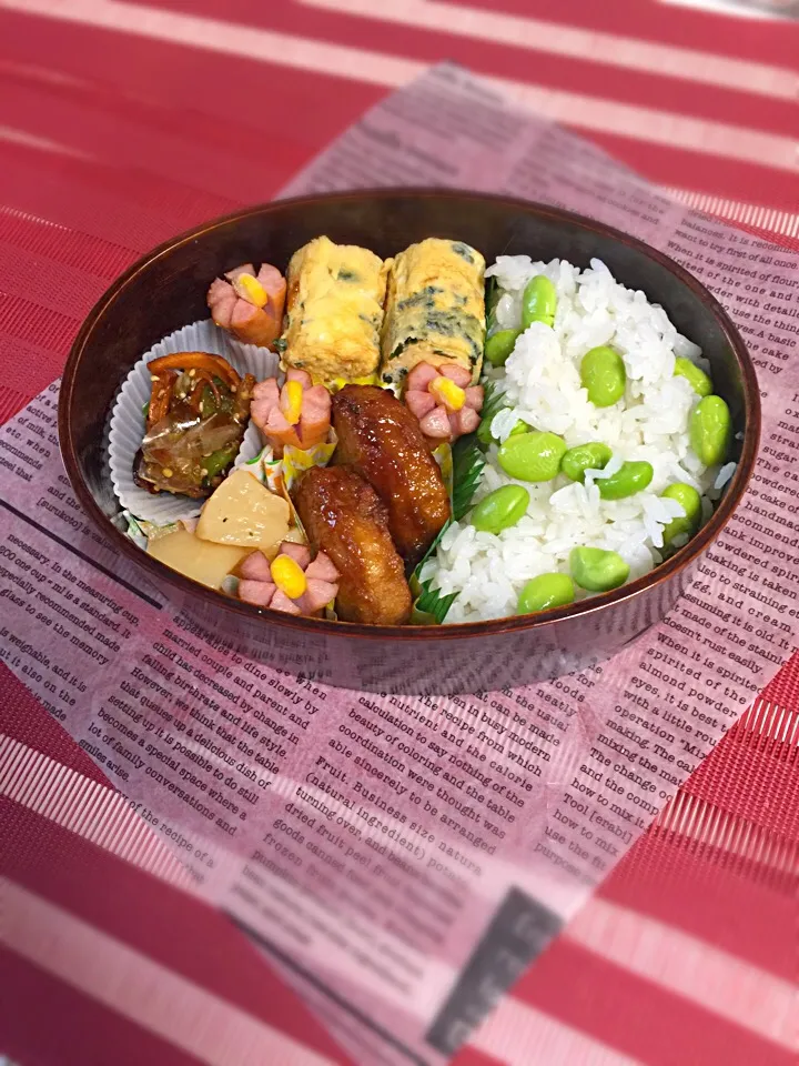 Snapdishの料理写真:学童弁当28.8.12枝豆ご飯、照り焼きつくね、人参とピーマンのおかか炒め、卵焼き、ウインナー、もも|mamiさん