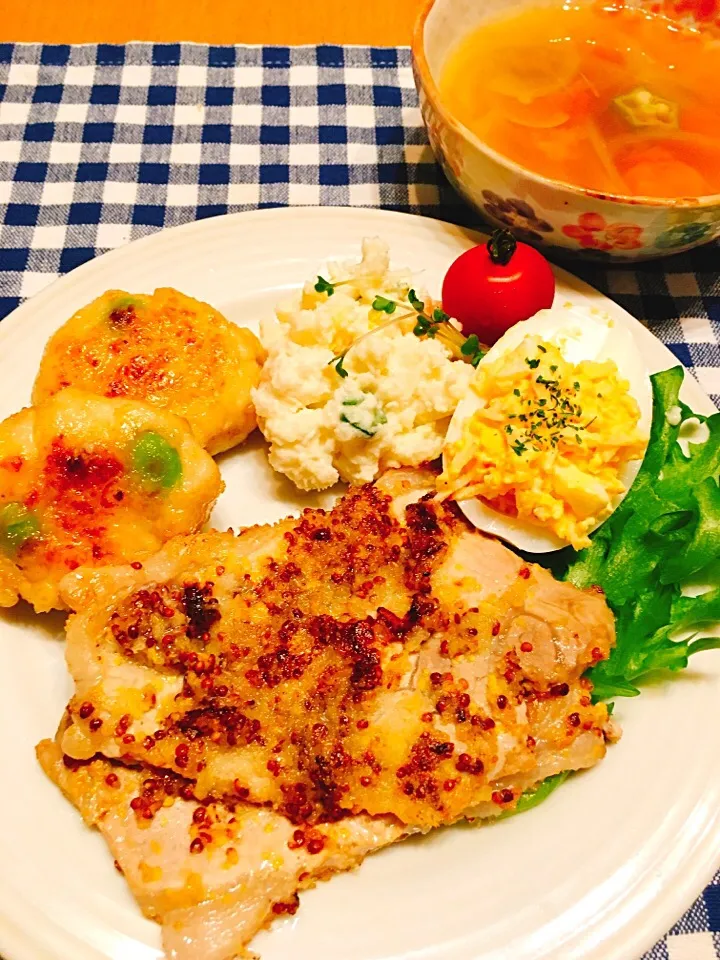 豚ロースのマスタード焼き！
はんぺんと鶏ミンチと枝豆のふわふわ焼き！
ポテトサラダとエッグボードサラダ！
トマトと玉ねぎとオクラの冷製スープ！|パピコさん