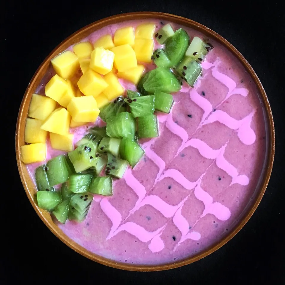 Mixed berries smoothie bowl|coxiella24さん