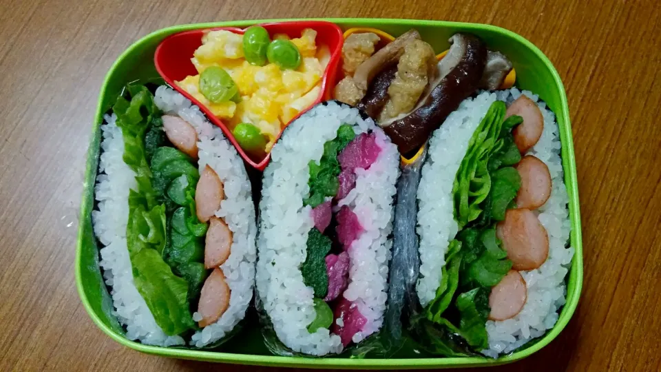 旦那のお弁当
・おにぎらず┌小松菜×しば漬け
　　　　　　└レタス×ウインナー
・椎茸と揚げ煮
・枝豆たまご|あぁちゃんさん