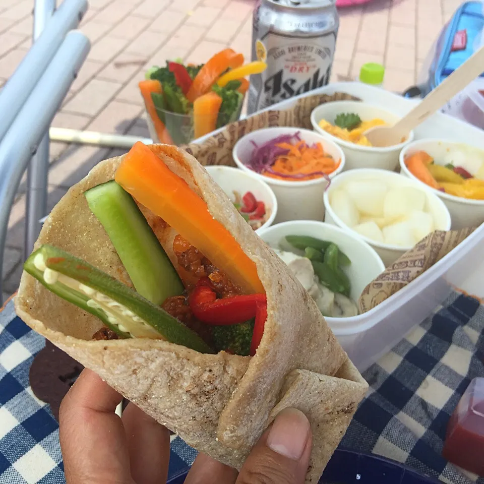 Snapdishの料理写真:プールでデートのお弁当♡
ライ麦入りトルティーヤでまきまき♡|Mehco Coconutvanillaさん