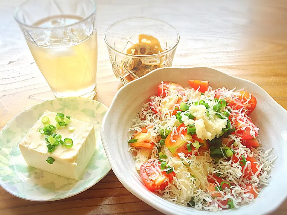 お素麺、ネギ、生姜、ちりめん、プチトマト。冷ややっこ。鯖缶とレンコンキンピラ、黒豆茶。|pepiさん