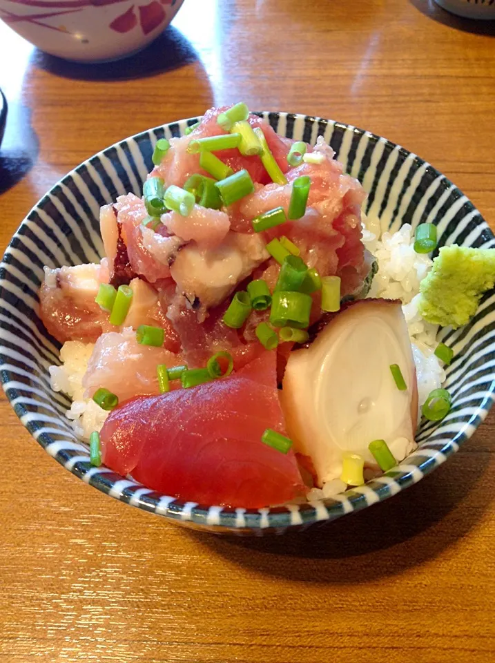 Snapdishの料理写真:海鮮丼（大ばちまぐろ、ボイルタコ、かんぱち）@寿製麺 よしかわ 川越店（川越）|Kazuya Miyukiさん