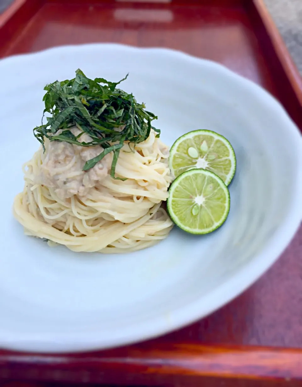 Snapdishの料理写真:榎木津 礼二郎さんの料理 焼き茄子とツナの冷製パスタ作りました！すだちをそえて|FKTMPさん