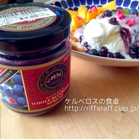 「ブルーベリージャム（whole blueberry）」を使ってみたSnapdishの料理・レシピ写真:ワッフルにブルーベリーヨーグルトクリームを乗せた朝ごはん