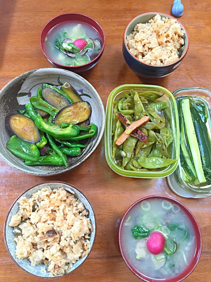 青唐辛子と茄子とピーマンの炒めもの。
お豆のピリ辛炒め。
炊き込みご飯とシジミの味噌汁で。|yossyさん