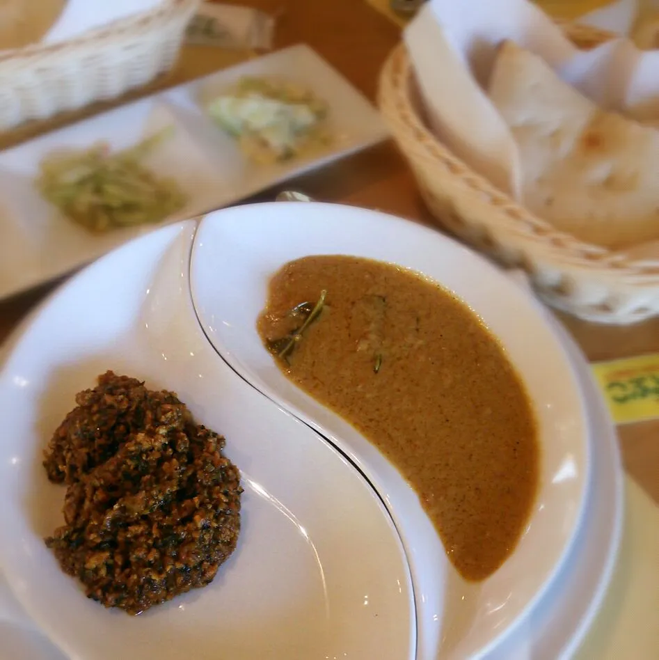 金曜日は、 #カレー曜日 。タイグリーンカレーと、キーマカレーを半分ずつ 。|大石さん