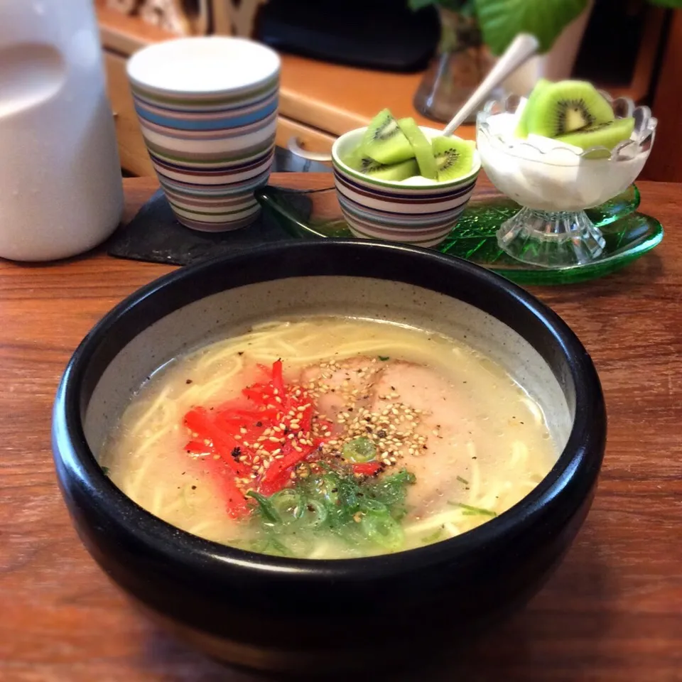 マルタイの屋台とんこつ味棒ラーメンで シンプルとんこつラーメン、聘珍楼の杏仁豆腐 2016.8.11|キラ姫さん