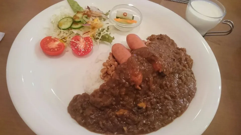 Snapdishの料理写真:きのこと挽き肉のカレー(納豆＆あらびきソーセージトッピング)|ボンゴさん