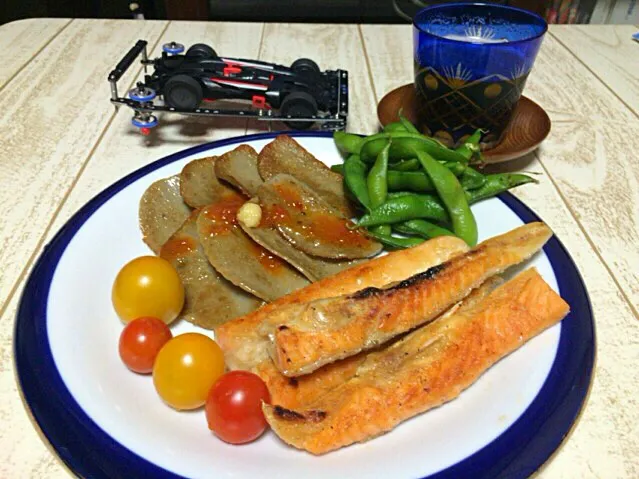 Snapdishの料理写真:今日の男飯(⌒-⌒; )サーモンハラスの塩焼き&黒はんぺんの胡麻油焼き♫|ひーちゃんさん