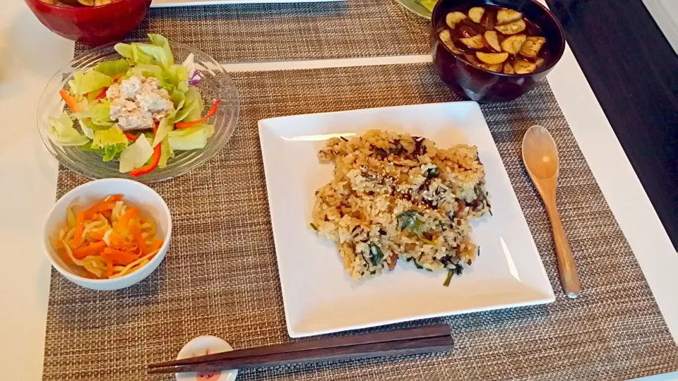 今日の夕食　沖縄風炊き込みご飯、切り干し大根の煮物、ポークハッシュのサラダ、なすの味噌汁|pinknari🐰🌈さん