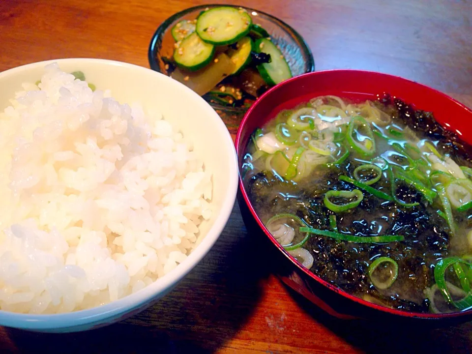 アオサたくさん味噌汁 おきゅうとと胡瓜の酢の物 定番コロッケとともに💕|ちなみんさん