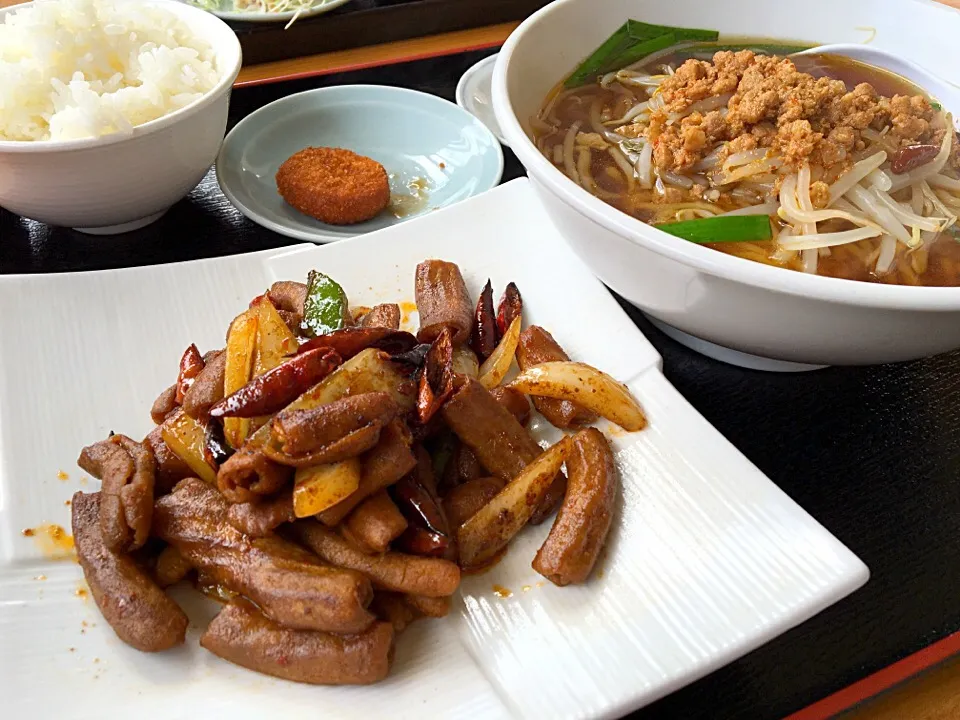 Snapdishの料理写真:昼ごはん 四川風モツ炒め 台湾ラーメン 小さなホタテフライ サラダ 白飯 漬物  これで680円|ぽんたさん