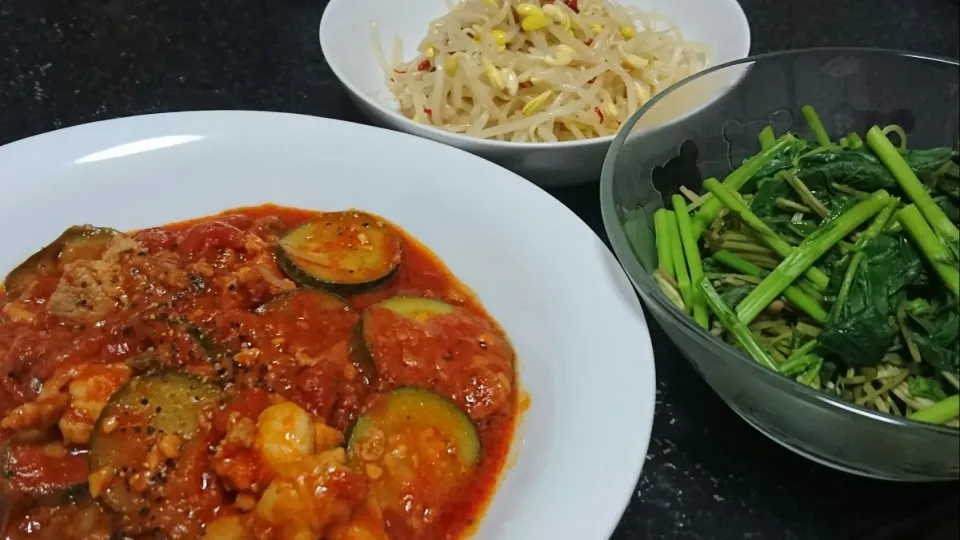 ズッキーニとナスと鶏肉のトマト煮
モロヘイヤと空心菜の新芽のおひたし
もやしナムル|Yuka Morozumiさん