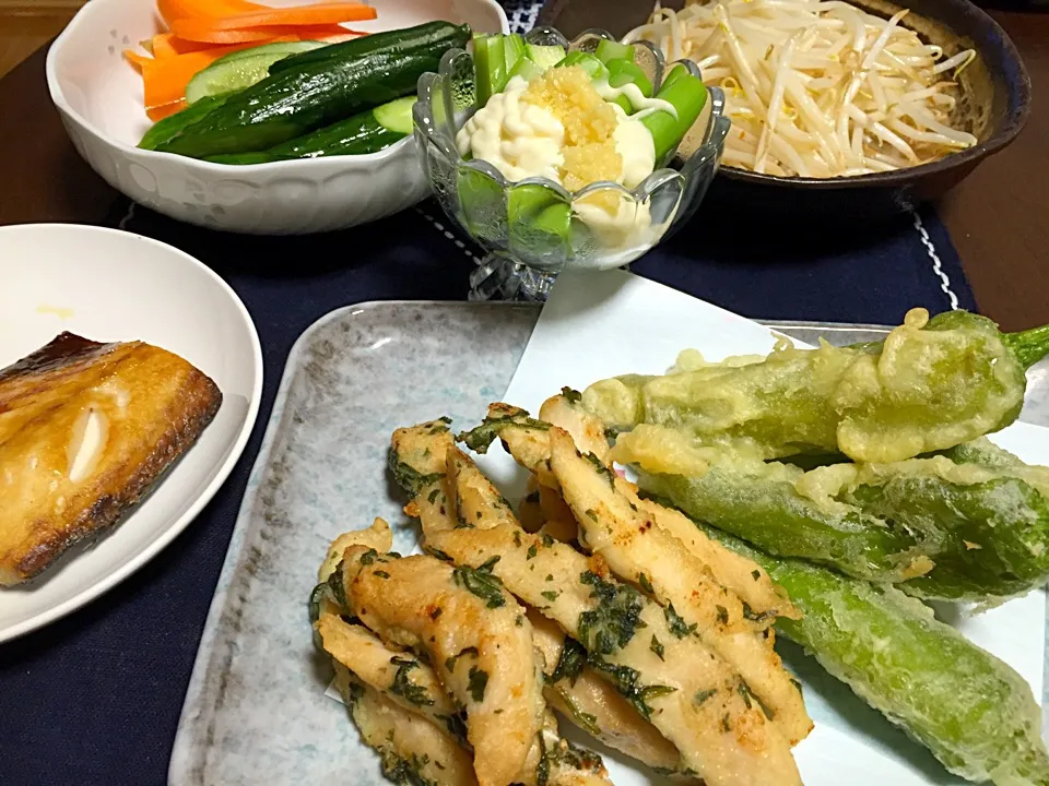 Snapdishの料理写真:万願寺とうがらしとササミの天ぷら・茹でアスパラ・塩さば・ぬか漬け|Yuko Kisoさん