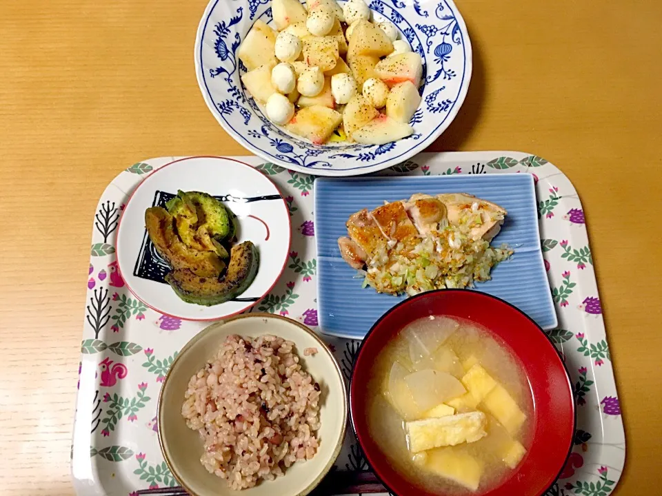 8月12日
アボカド醤油焼き
桃モッツァレラ
鶏モモねぎ焼き
大根とおあげの味噌汁
玄米|あちゃんみんさん