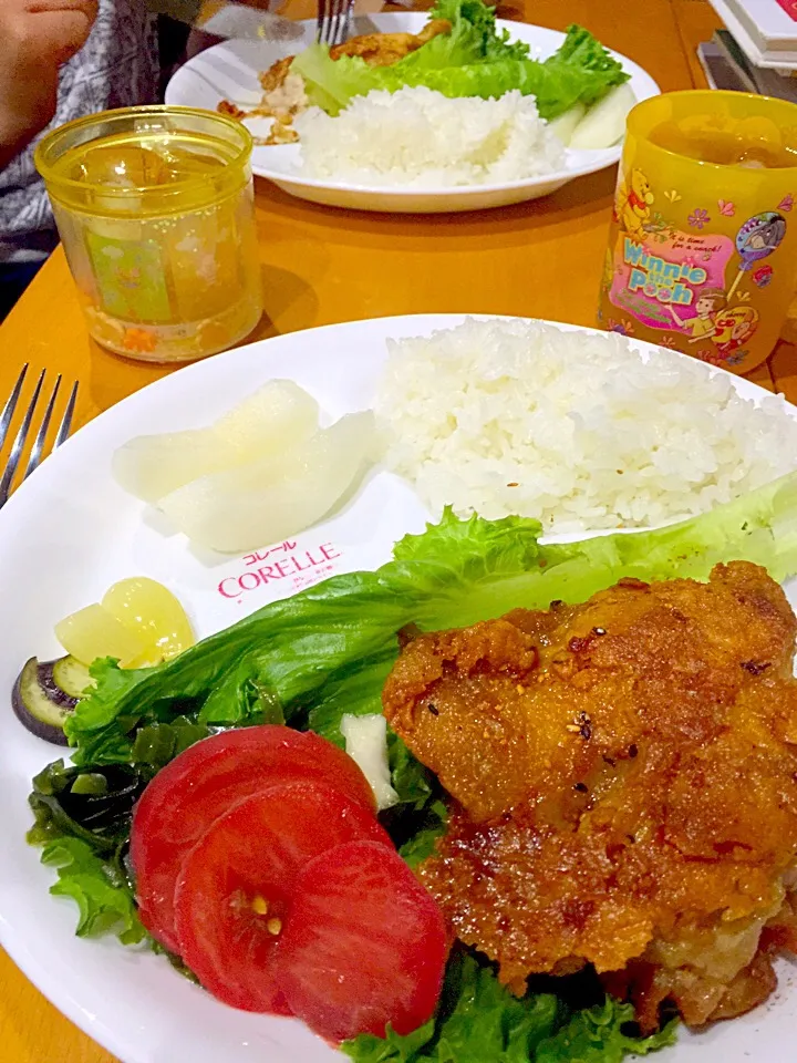 フライドチキン  丘わかめとキャベツトマトの酢の物   らっきょうの甘酢漬   茄子の漬物  梨|ch＊K*∀o(^^*)♪さん