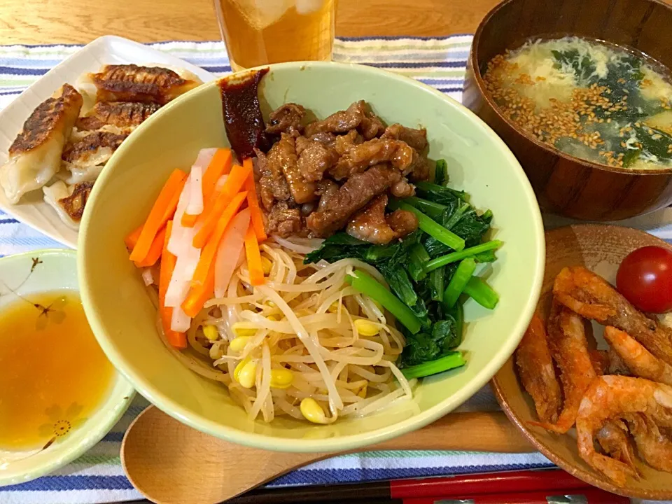 Snapdishの料理写真:＊焼肉ビビンバ丼
＊餃子
＊小海老の天ぷら
＊卵とワカメのスープ|モケモケさん