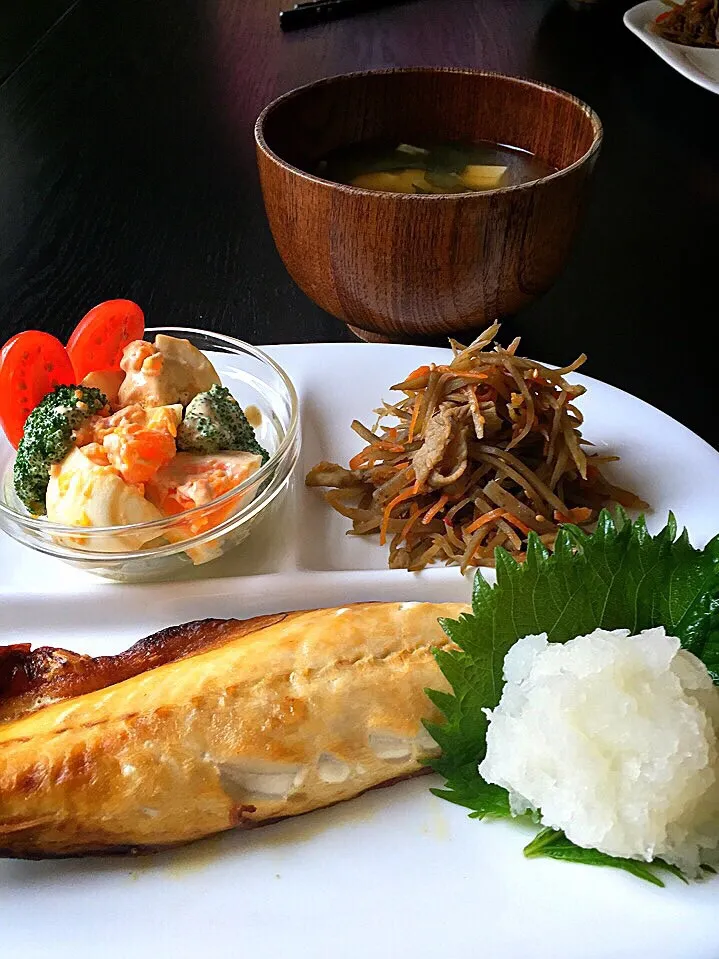 ⭐️サバの塩焼き
⭐️きんぴらごぼう
⭐️ブロッコリーと玉子のサラダ
⭐️豆腐とワカメと長ネギの味噌汁|よっちぃさん