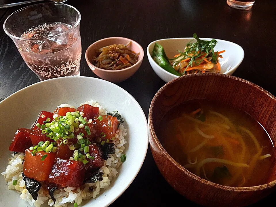 Snapdishの料理写真:⭐️2種のマグロのユッケ丼
⭐️モヤシと小松菜と人参の味噌汁
⭐️彩り野菜の中華くらげ和え
⭐️きんぴらごぼう
⭐️鍛高譚Rのソーダ割り|よっちぃさん