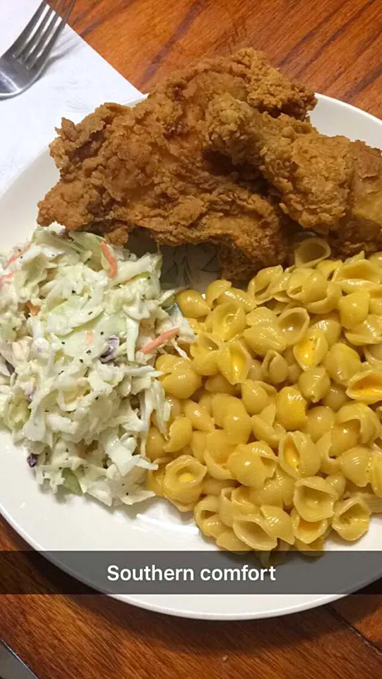 Southern Fried Chicken accompanied by Velveeta Mac n Cheese & Creamy Coleslaw as well as Texas Petes Hot Sauce🌶🍗|Milka Papricaさん