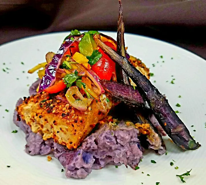 Pan roasted mahimahi,with garlic mashed purple potatoes,purple carrots,and topped with an avocado and peach slaw..|chef Charlesさん