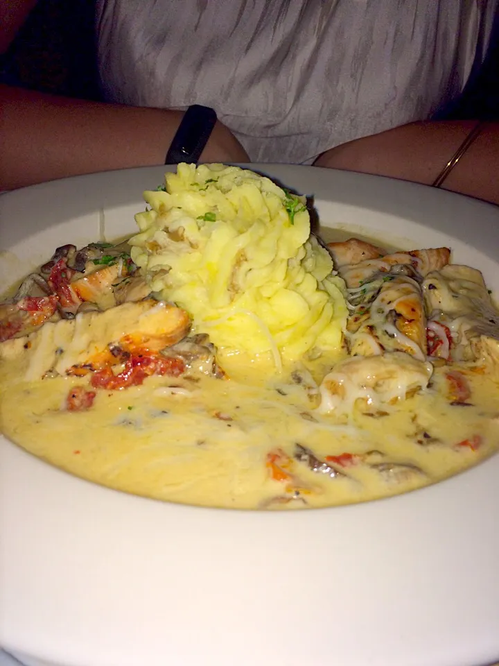 Wild mushroom and chicken over mashed potatoes @ Garvan's, New Paltz, NY 08/12/16|Morcone Girlsさん