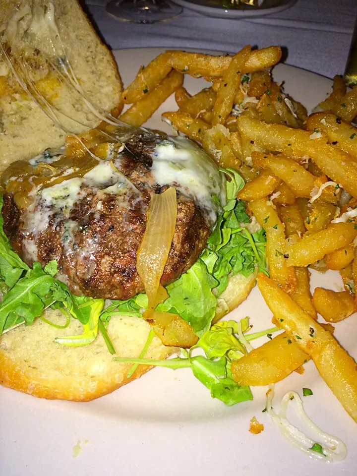 Gorgonzola burger on fresh ficotta bread w truffle fries @ Garvan's, New Paltz, NY 08/12/16|Morcone Girlsさん