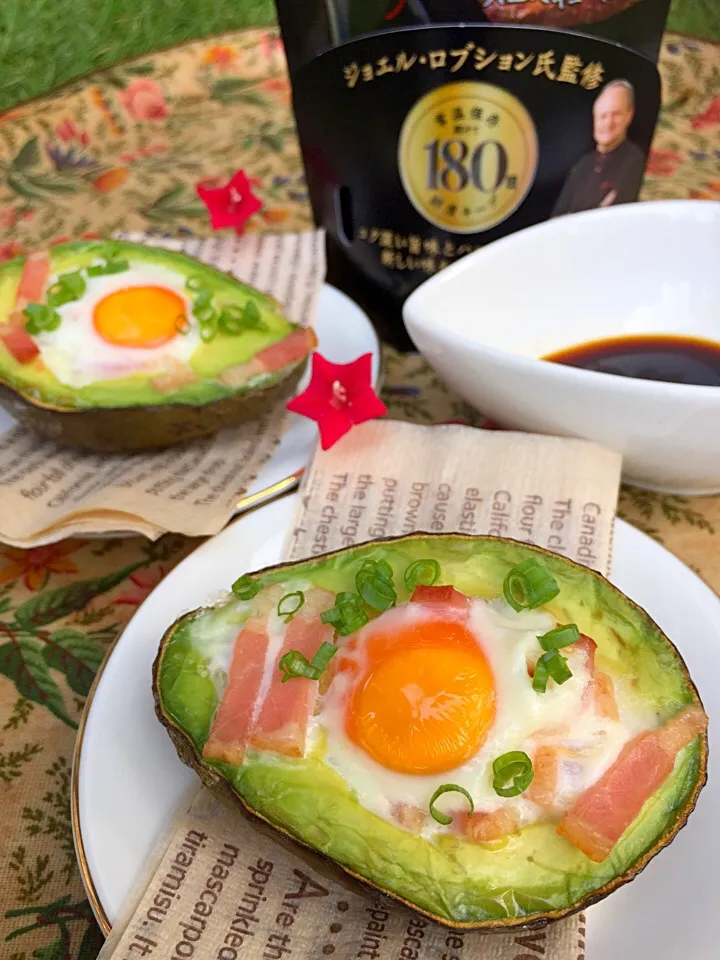 Egg roasted in avocado with bacon and Joel Robuchon's Gourmet Soy Sauce.グルメだれ|🎀Ｍiwa🎀さん