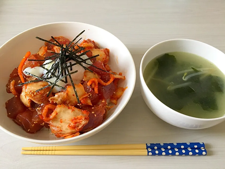 マグロキムチユッケ丼、もやしとわかめの中華スープ|mikiさん