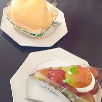 Snapdishの料理写真:丸ごと桃&葡萄(名前忘れた)のケーキ|nekobusdogさん