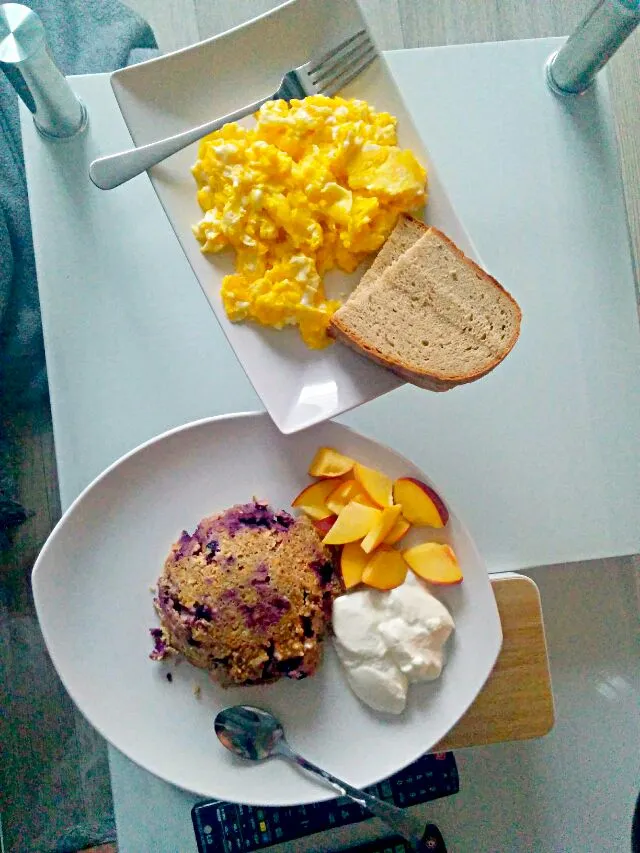 #saturday #breakfast #friedeggs #mugcake #freshfruit #yoghurt|LucieFoodさん