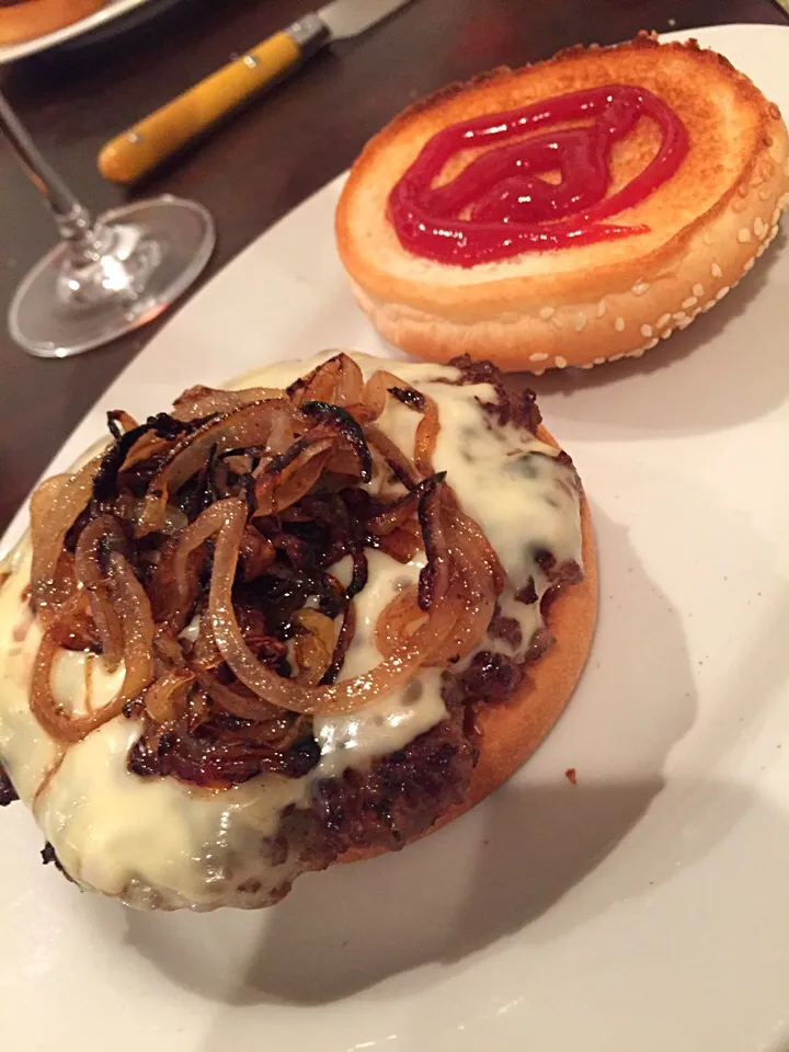 Cheeseburger with fried onions|Chris Shannonさん