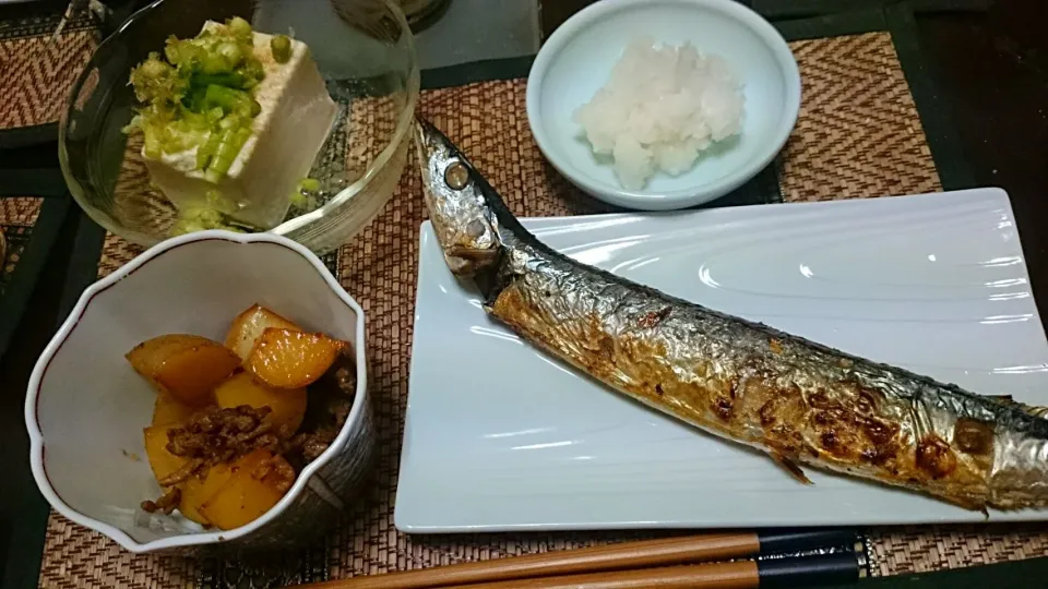 Snapdishの料理写真:冷奴＆肉じゃがいも＆大根おろし＆秋刀魚の塩焼き|まぐろさん