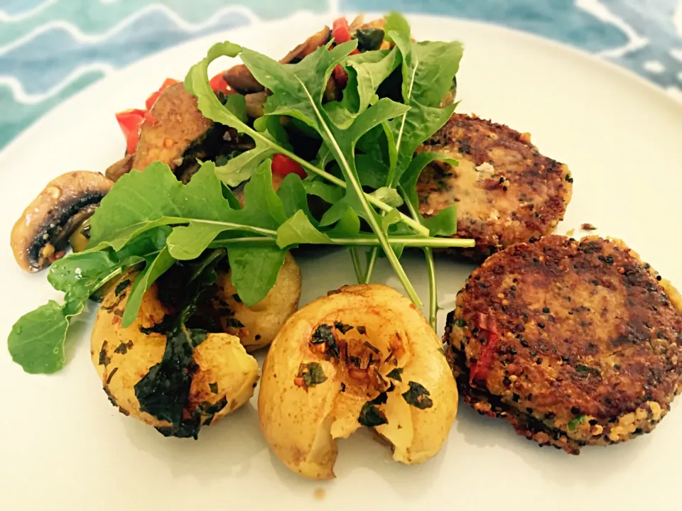 Medley of vegetables, crushed potato & quinoa, chickpeas, couscous & cheese patties|Sergio Lacuevaさん