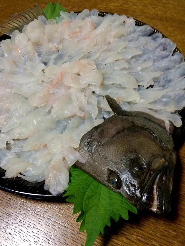 Snapdishの料理写真:釣り人料理『鮃の薄造り』…角度を変えて。 一族からは怖いと不評…😓|風流料理人さん