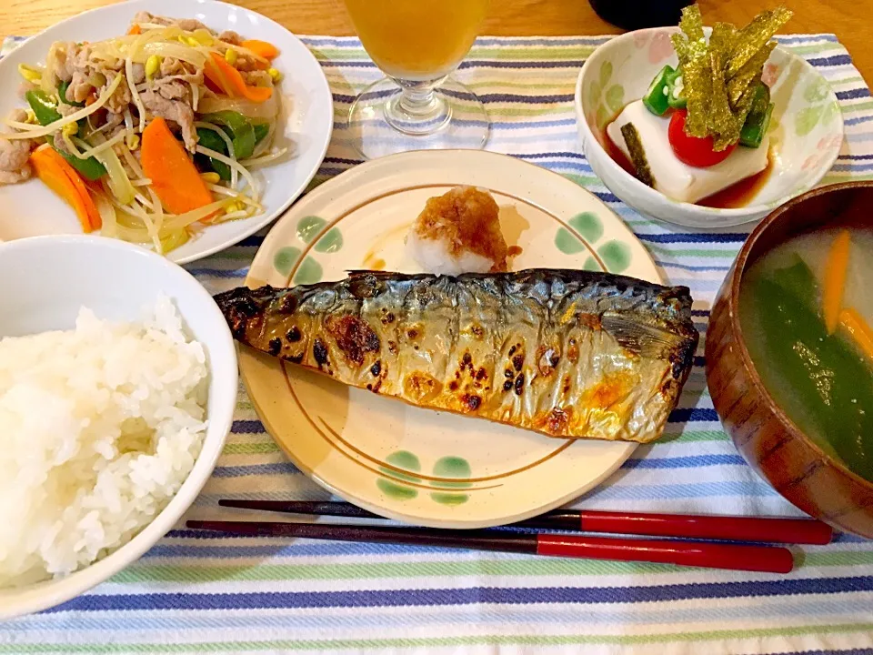 ＊サバの塩焼き
＊豚肉と野菜の中華風炒め
＊冷奴オクラとトマトのせ
＊大根と人参とワカメの味噌汁|モケモケさん