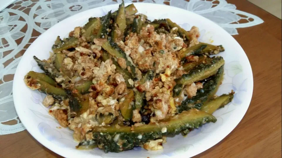 Snapdishの料理写真:stir-fried bitter gourd with minced pork, garlic and egg|steven z.y.さん