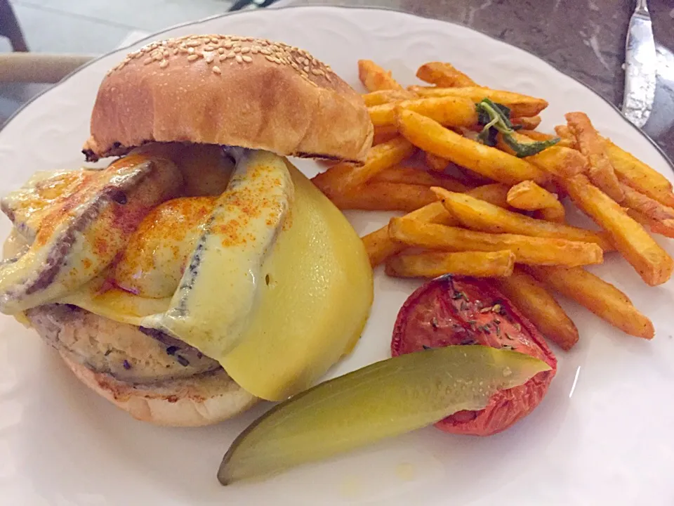 Chicken burger with portobello & Gouda cheese|Sky Blueさん