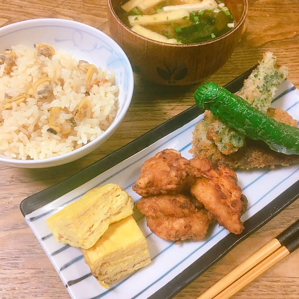 夕飯
・あさりごはん
・出汁巻き
・とり天
・黒はんぺんと竹輪の磯辺揚げ
・満願寺炒め|akiさん