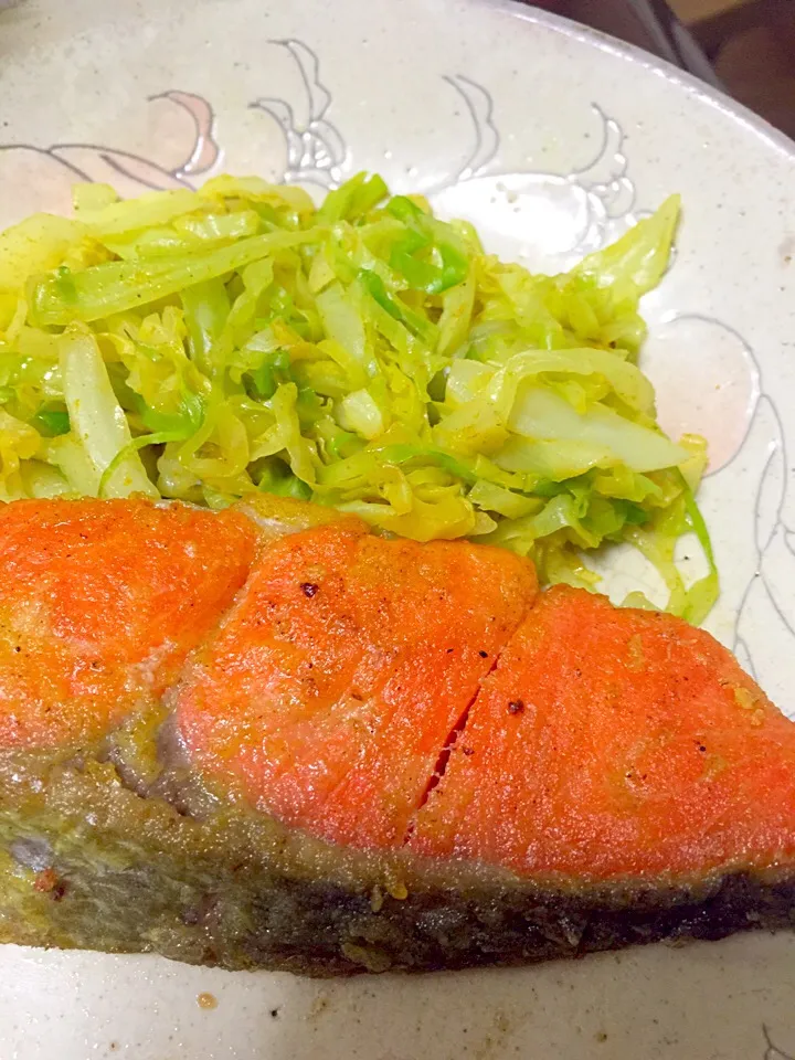 Tomoko Itoさんの料理 塩鮭カレー風味&キャベツカレー風味💛|みっちんさん