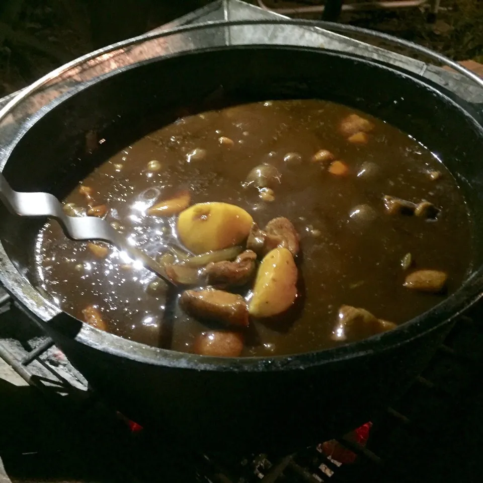 キャンプ飯〜ダッチオーブンで作るアツアツポークシチュー🐷|いしくん。（たまご王子🥚🐣🐥🐔）さん